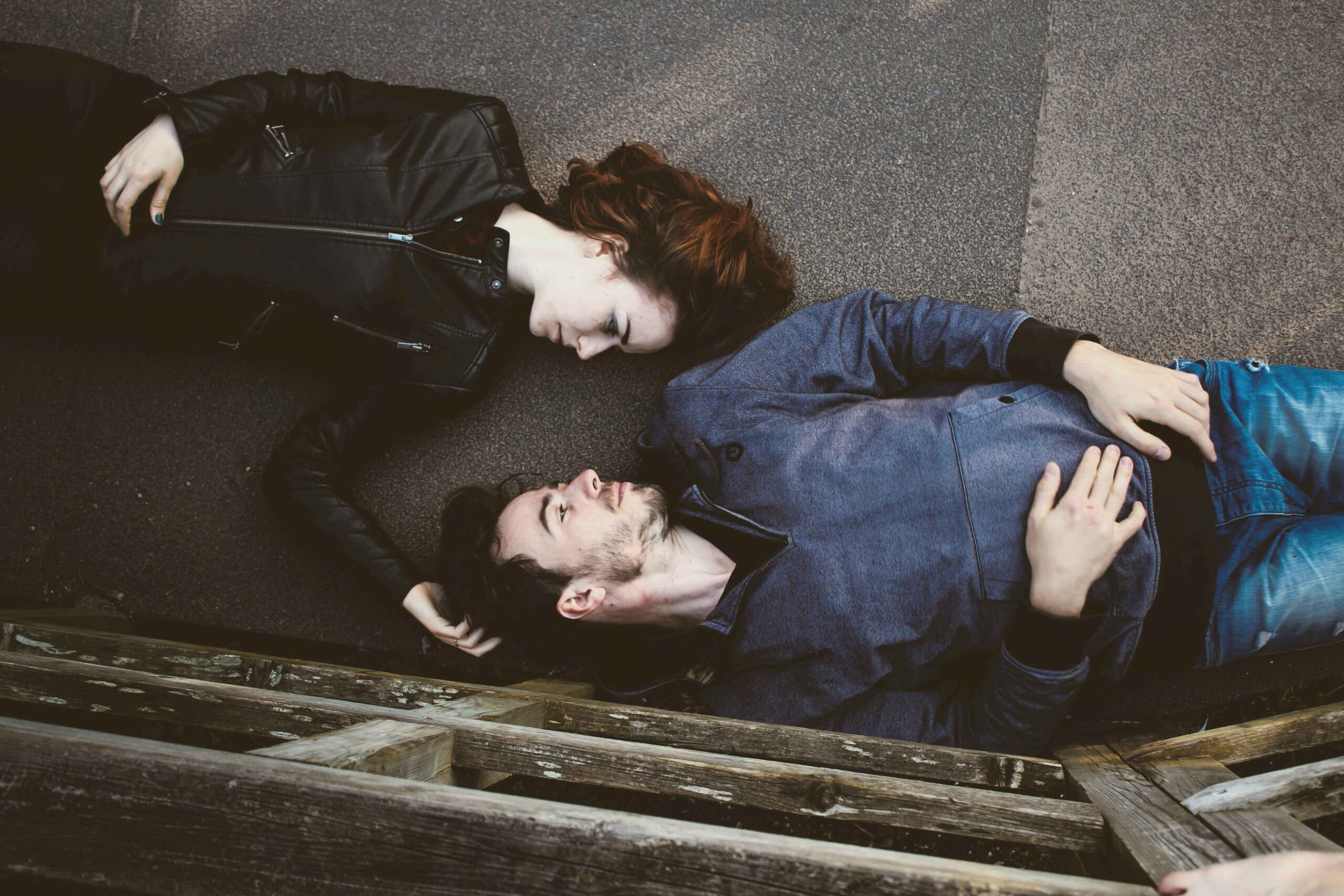 Man en vrouw die elkaar respectvol aankijken, liggend op de grond.
