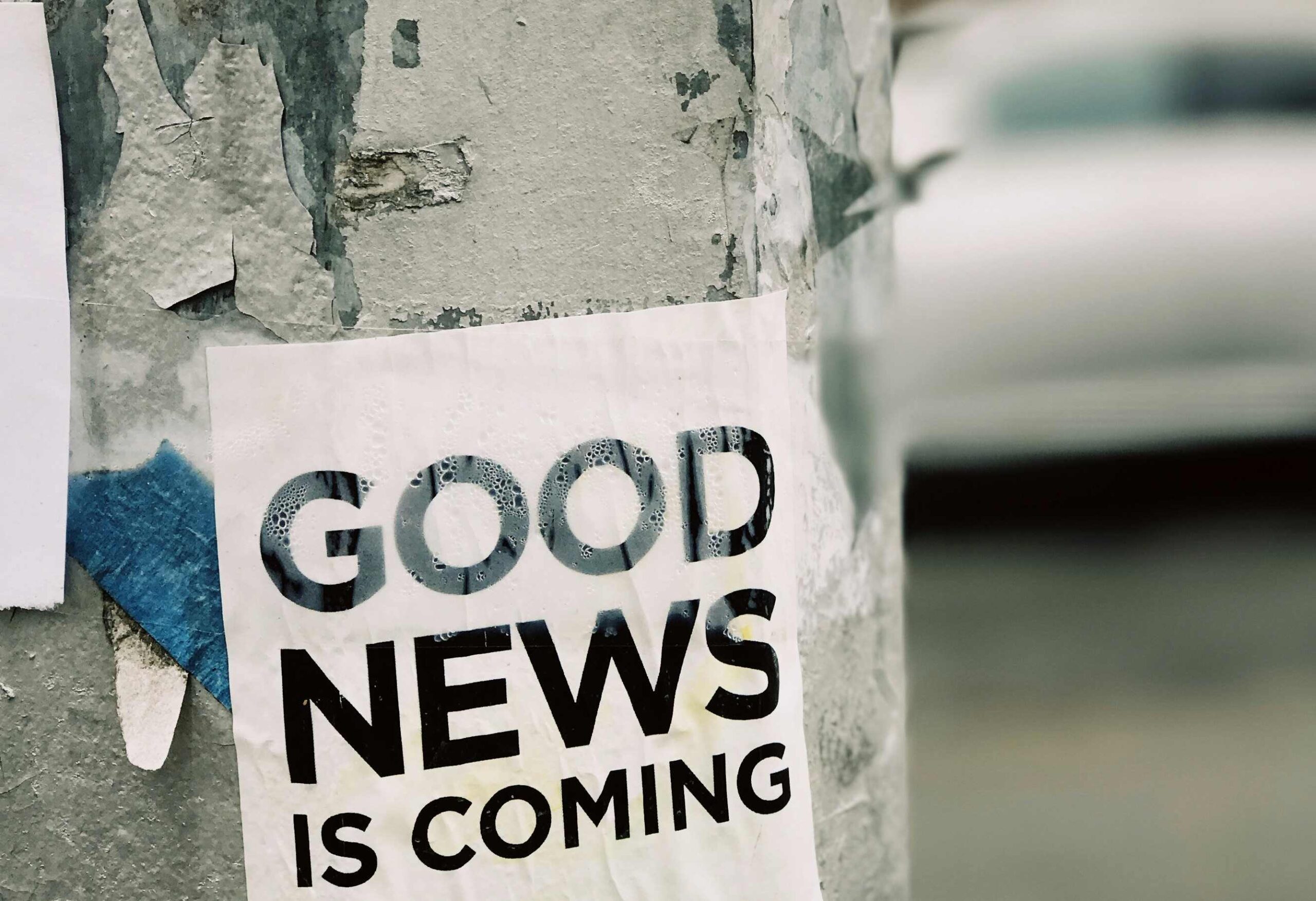 Sticker op lantaarnpaal waarop staat: good news is coming.