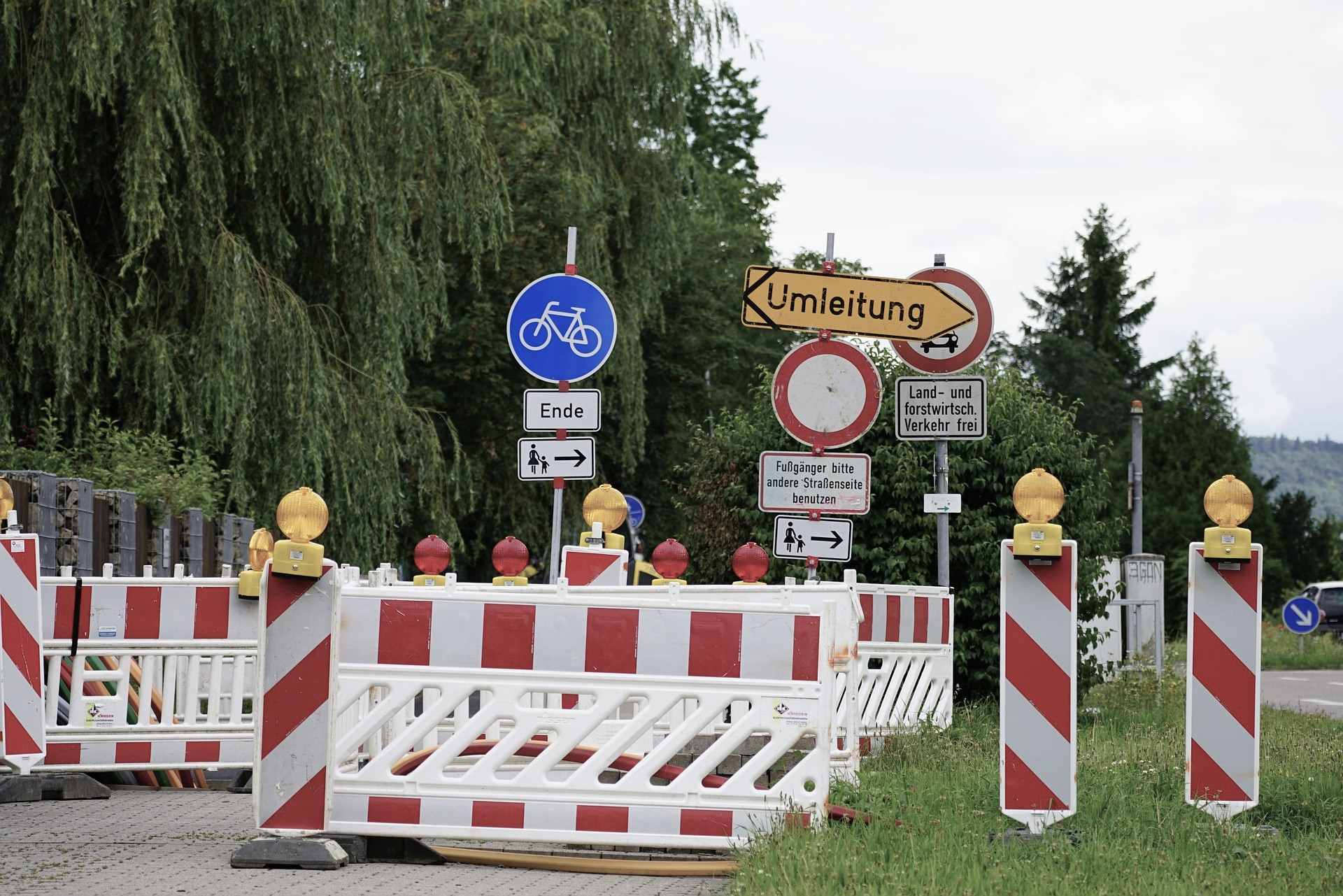 Wirwar van omleidngsborden in het verkeer.