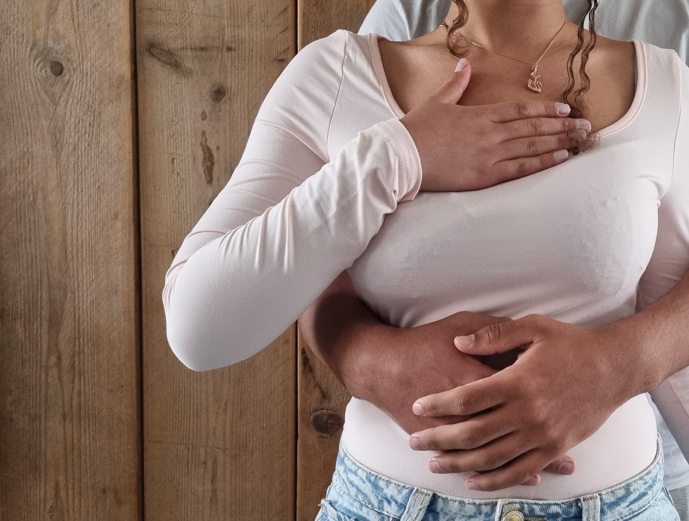 Verliefde rouw wordt vastgehouden met hand op eigen hart